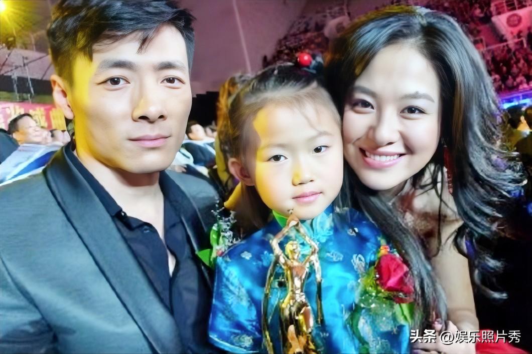 从不在“脸上下功夫”的两位演员，女的笑起来比颜丙燕更有气质，很正经！

左边的祖
