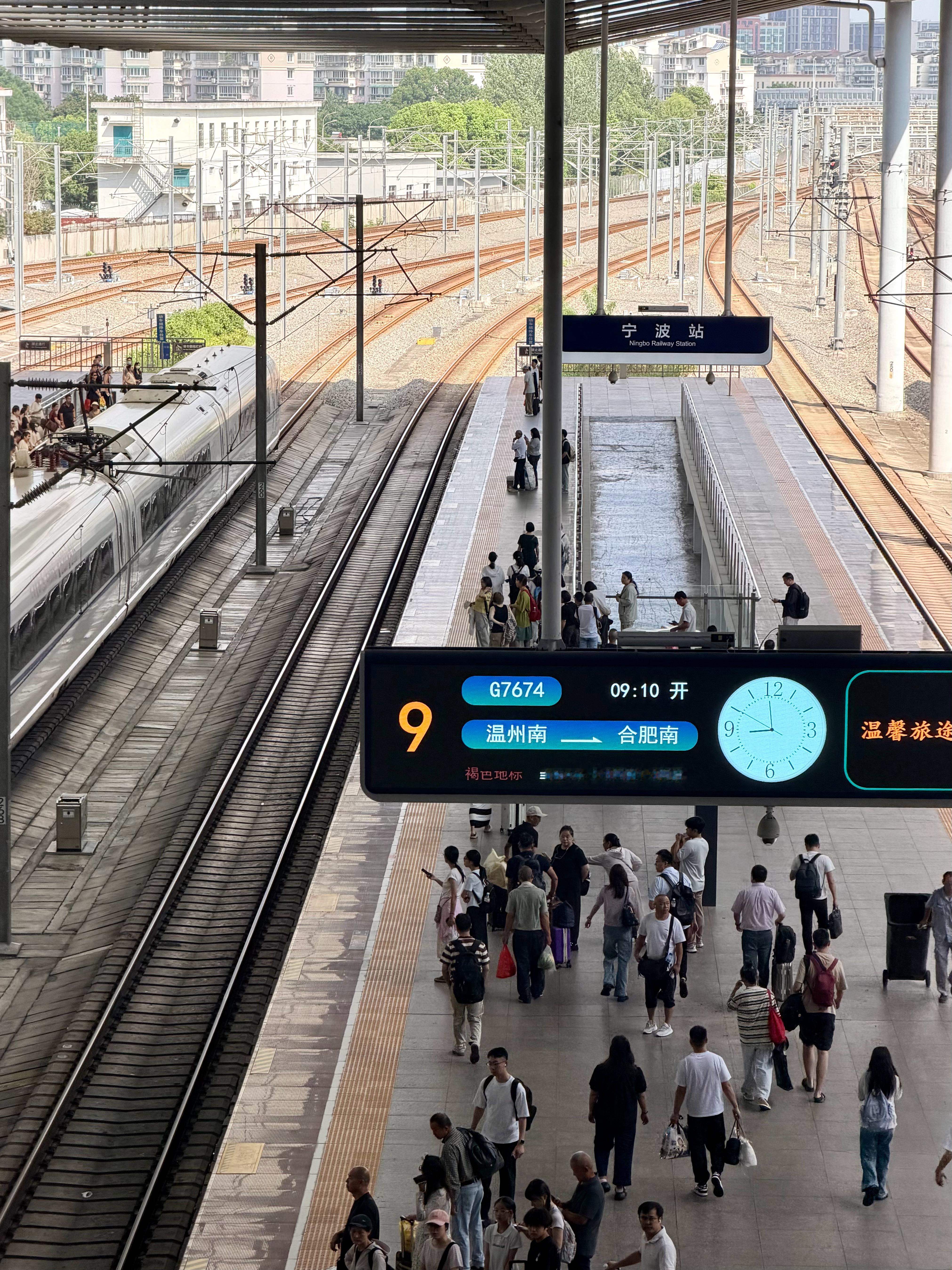 又双叒叕高铁通勤，南京出差日🚄某人一定要送我来动车站。我发现大家对坐公共交通的