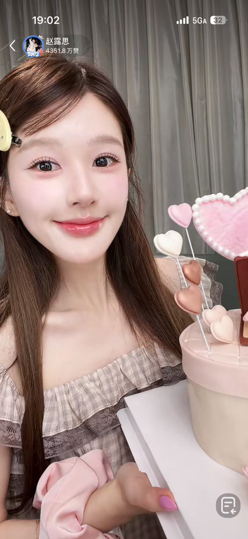 秋天的第一个女鹅赵露思