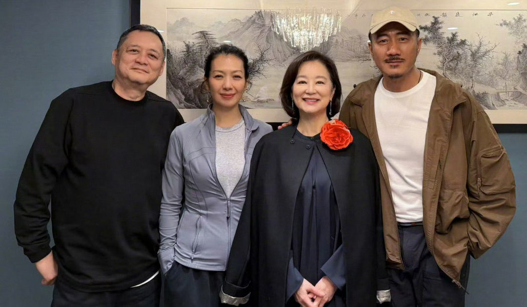 胡军带妻子与林青霞合影胡军的妻子好有气质，不过，青霞姐还是大美人，岁月从不败美人