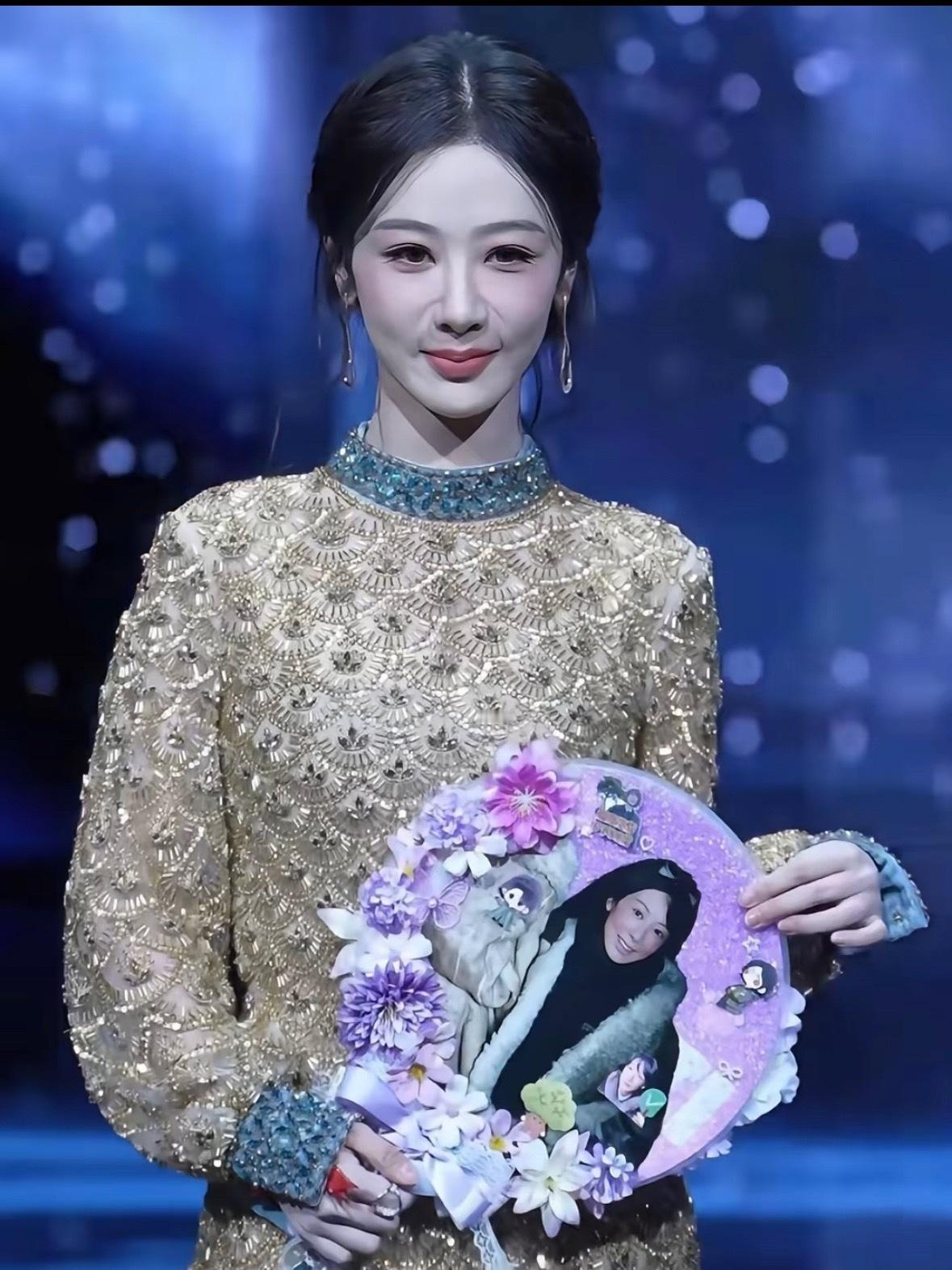 杨紫颜值变化挺明显的，以前是清秀邻家小姑娘，现在精修图五官气质都变了，和早年差别