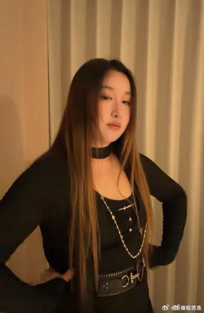 . 直播间弹幕疯狂刷屏，全在夸赞锤娜丽莎的神仙大嗓，现场发挥超稳锤娜丽莎大嗓女歌