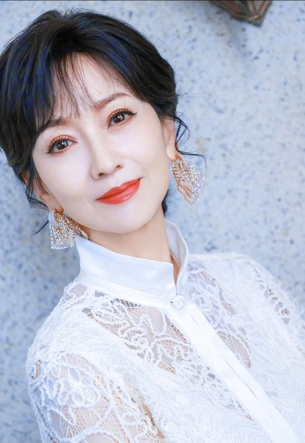 [中国赞]1975年，21岁的赵雅芝嫁给了31岁的香港名医黄汉伟，可婚后3年，赵