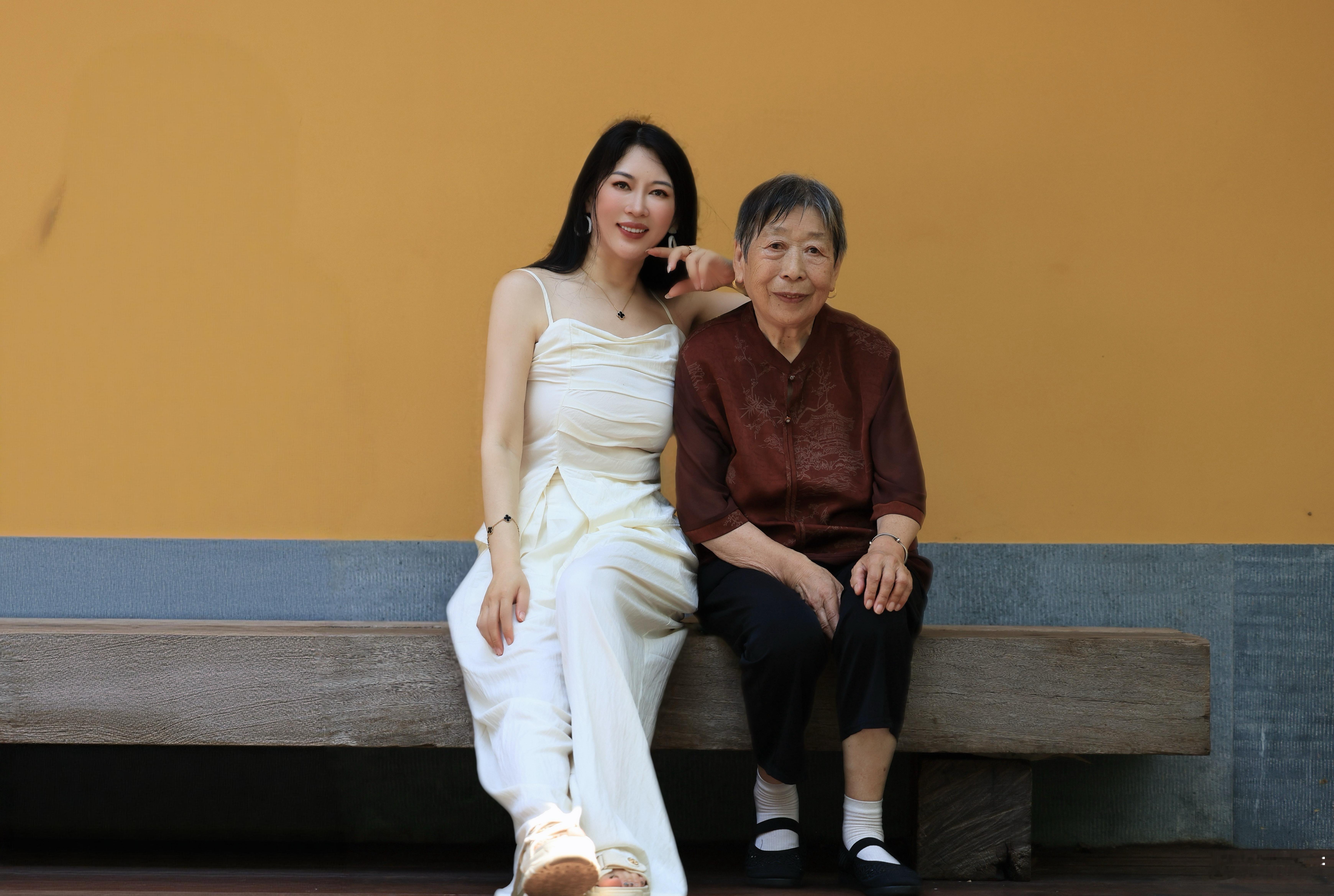 感谢摄影师给我和妈妈留下了很多合影，这是余生岁月里我们最年轻的一天了妈妈没有什么