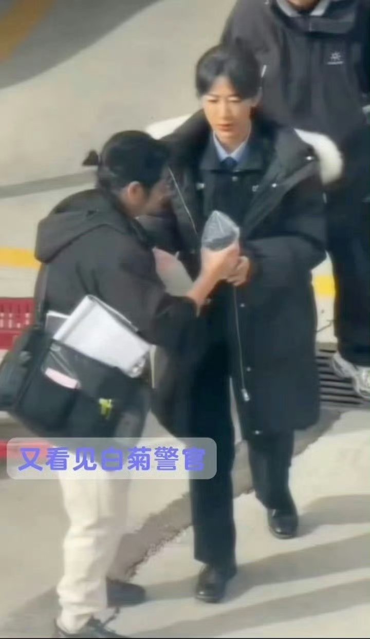 杨紫生命树羽绒服路透杨紫生命树最新路透 杨紫生命树羽绒服路透[流鼻血][流鼻血]