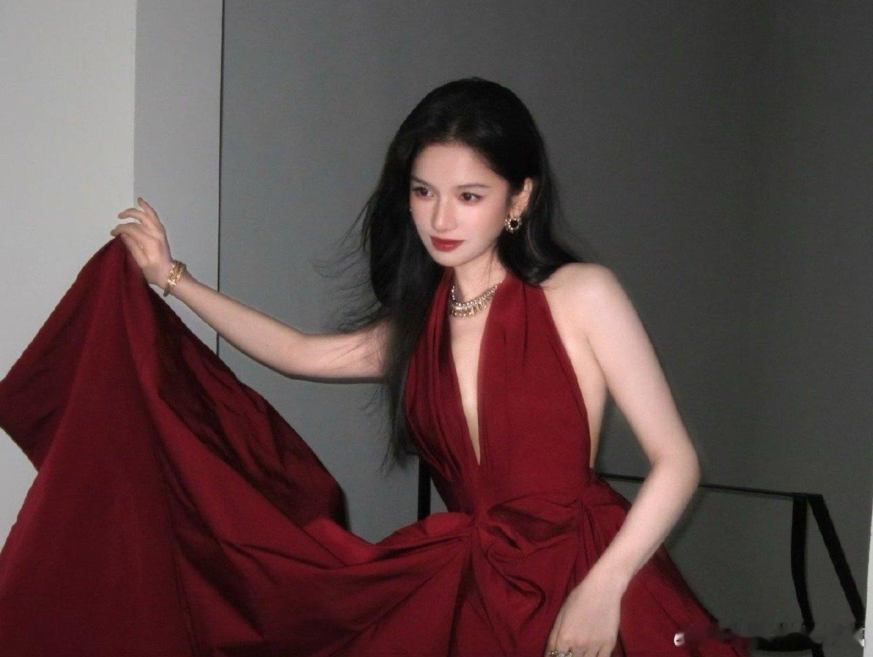 张婧仪生图明媚成这样 张婧仪的生图里有股特别的明媚感，就像阳光透过树叶洒下来的感