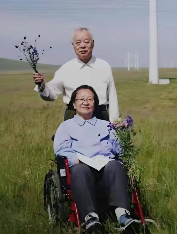 王景清与李讷珍贵合影曝光！他当过主席警卫，上过抗美援朝战场。年过半百结为伴侣，平