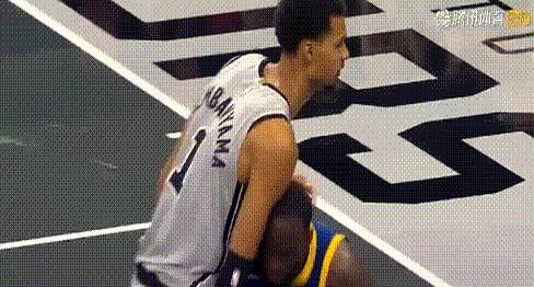 马刺勇士那场的判罚真是让人看傻了眼。文班亚马隔扣追梦格林那球，明明该算2+1，裁