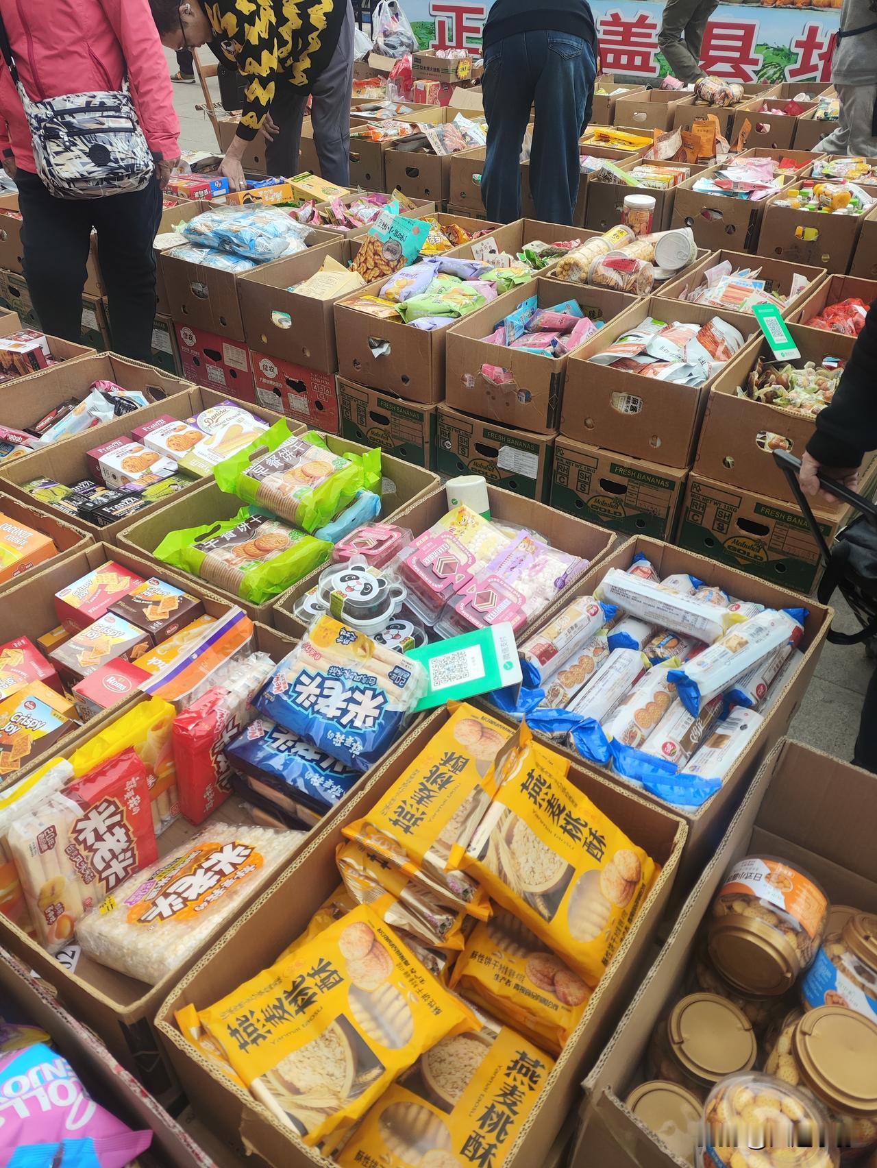 大连桃源街早市，00后饭搭子20块买外国烟，我被4个苹果“打发了”

前两天大清