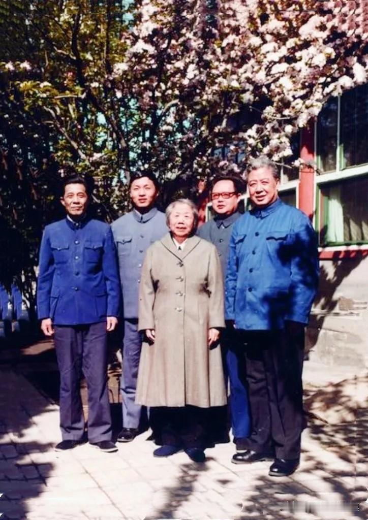 1979年12月，随着党和国家工作重心的转移，中央恢复了对台工作领导小组，由邓颖