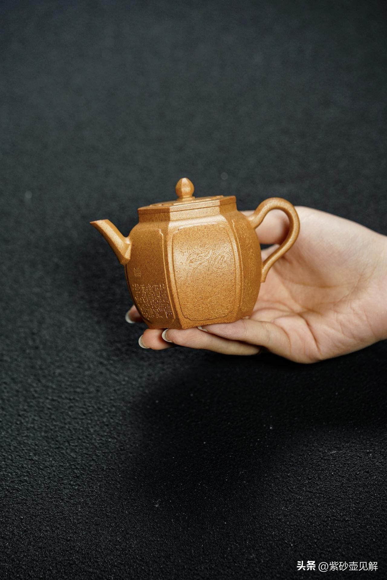 茶室里的一堂摸壶课
小陈最近迷上了紫砂壶，在网上看了一堆教程，总觉得心里没底。这