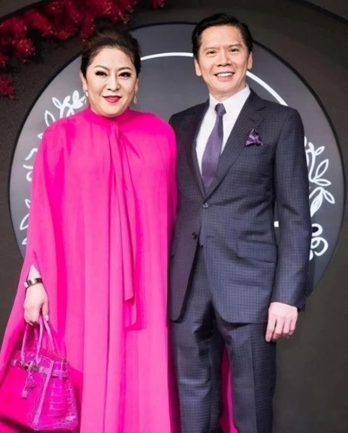 1982年，向华强带着红颜知己陈岚，回家见自己的妻子丁佩。陈岚握着丁佩...