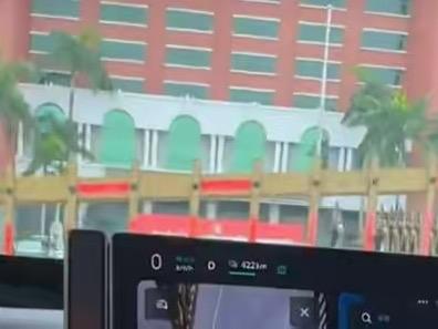 广州一所高校，最近被骂上热搜了。起因很简单，一个车主按学校规定，提前预约备案，开