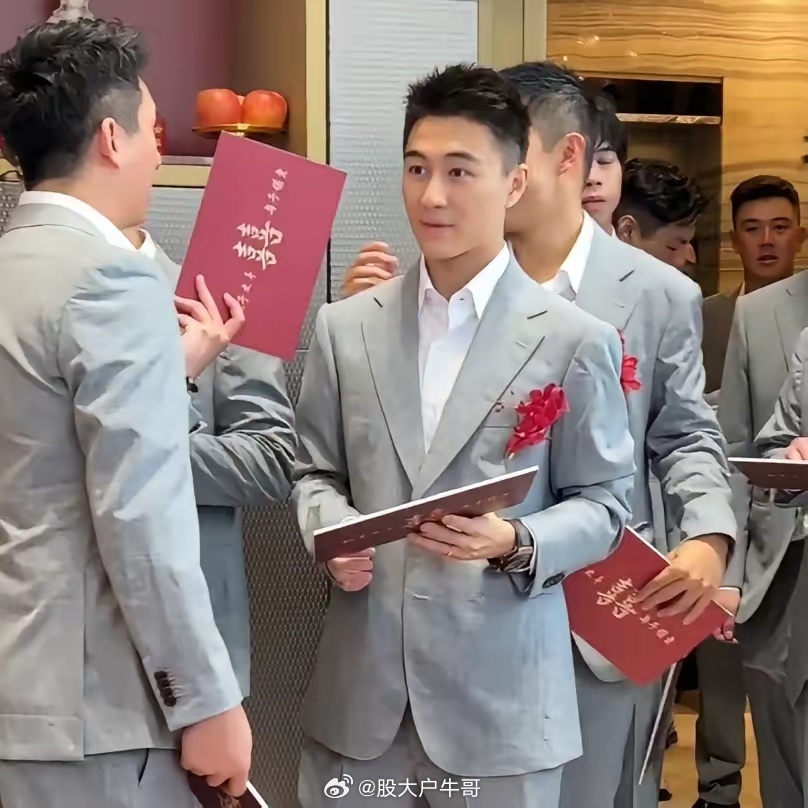 何猷君伴郎之一是雅诗兰黛继承人全场伴郎一身黑，他偏穿深蓝，不是任性，是他压根不在