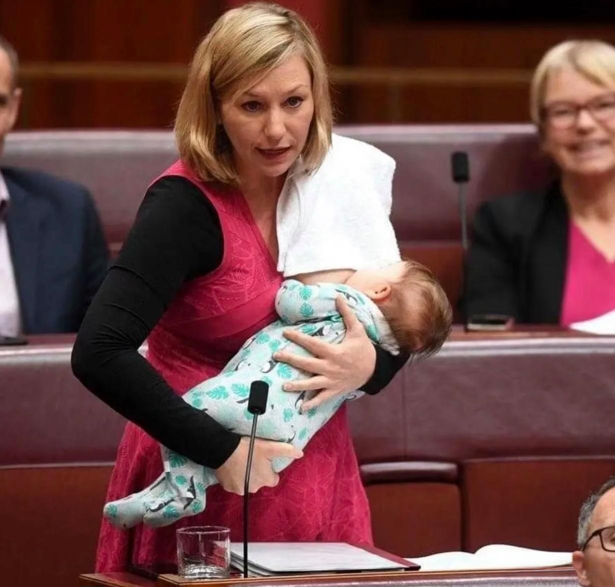 为母则刚，为了不缺席演讲，这位母亲在演讲台上给孩子味奶[赞]