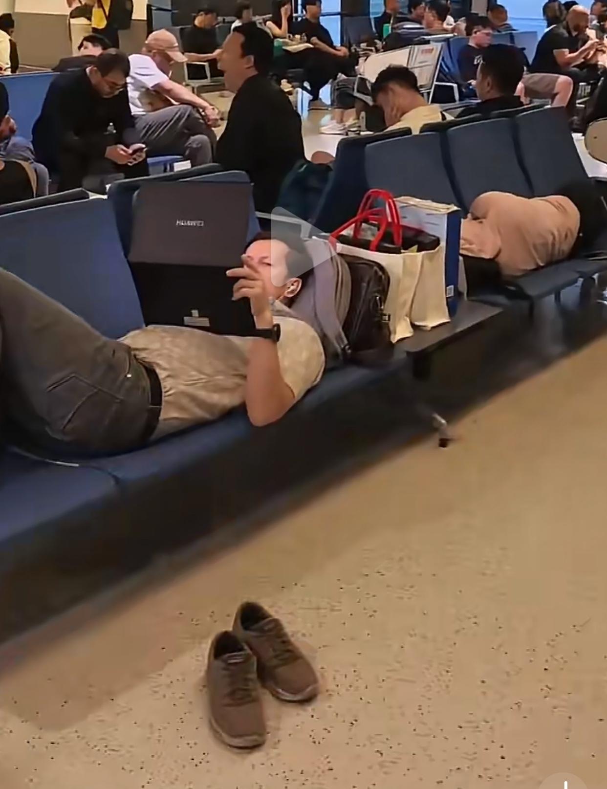 洋垃圾，上海机场候机室2名外国人躺卧霸占6个座位，视频发布者称，有人去劝阻但他们