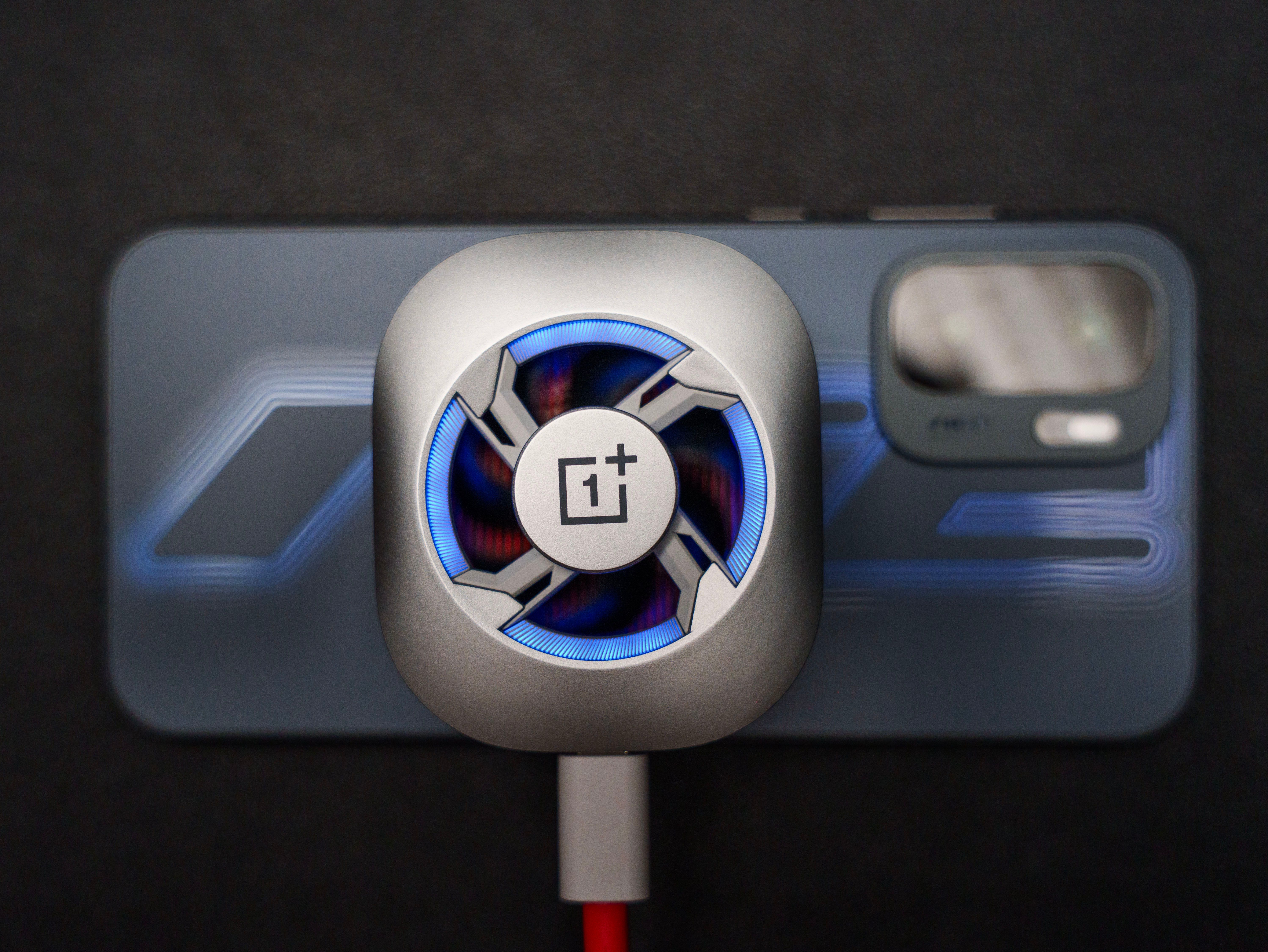 一加 Ace 6 至尊版用了一段时间，实际感受就是这是更向偏射击游戏的经济手机。