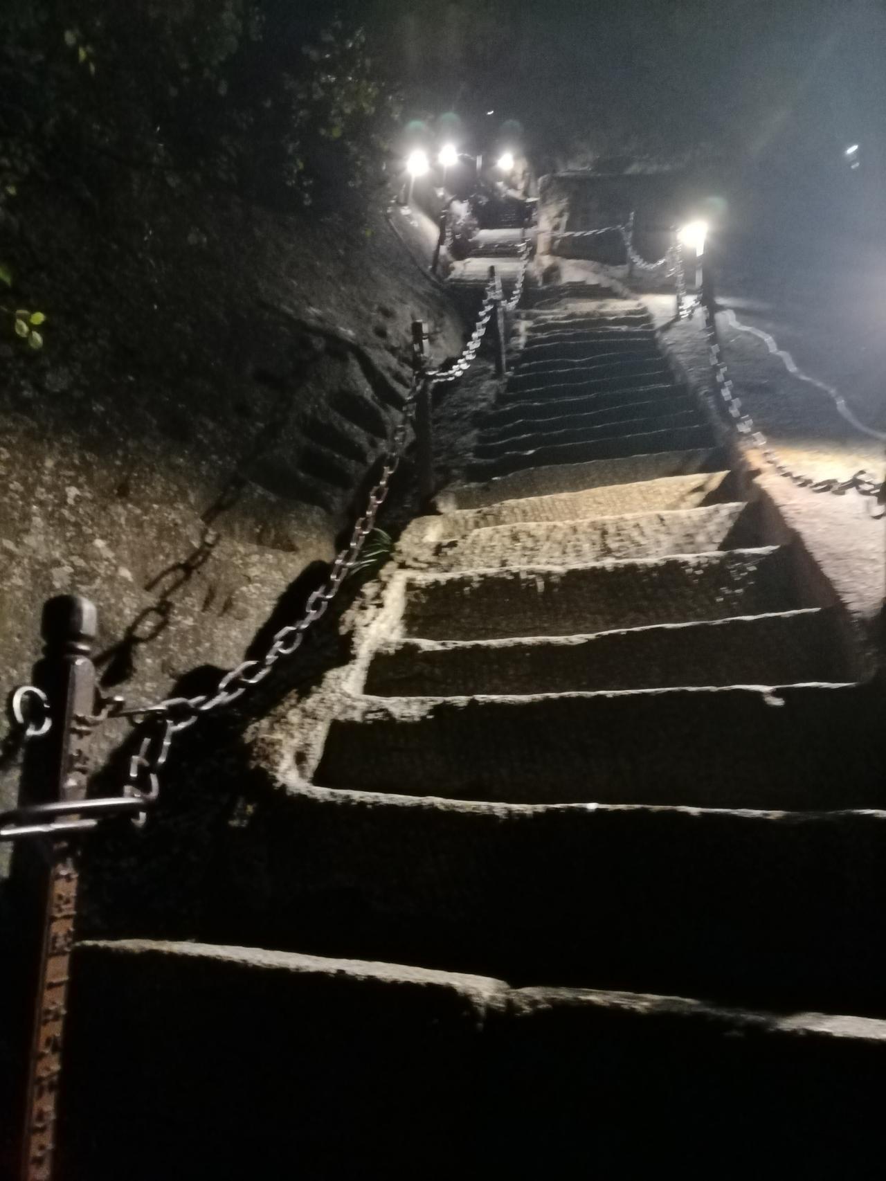 晒图笔记大赛夜攀石阶，灯影摇曳，铁链在岩壁间延伸，一步一阶，向着山顶的星光走去。