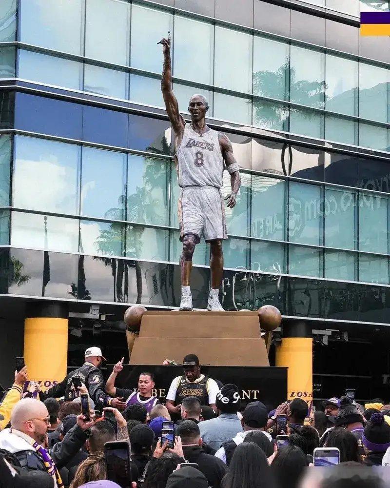科比8号雕像揭幕，瓦妮莎的执念里，藏着我们整个青春的黑曼巴记忆19英尺高，400