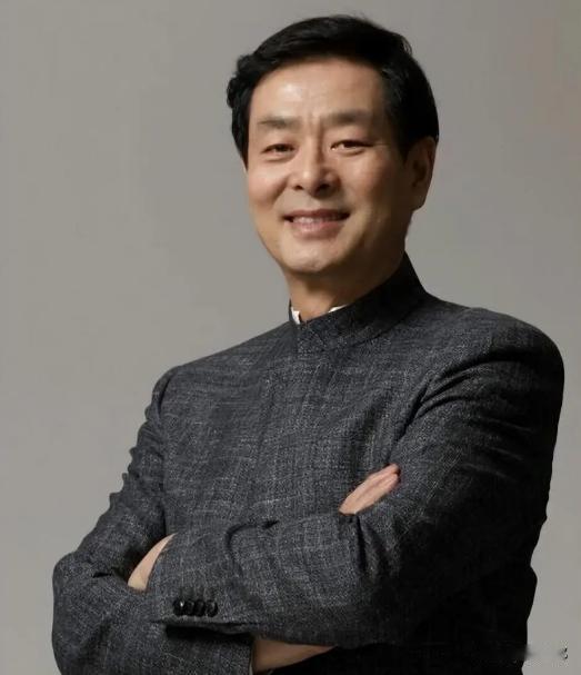 他 1969 年下乡黑龙江插队八年，整日务农劳作，艺术梦想遥遥无期，结果机会到来