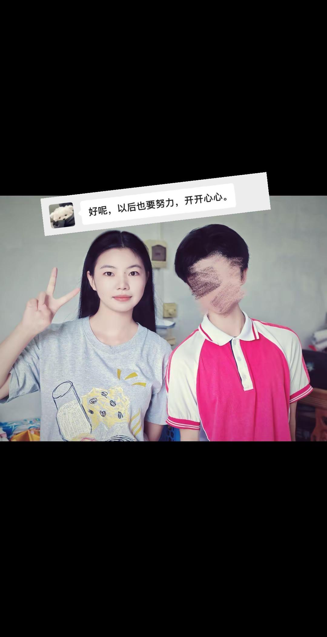 有幸遇良师。她总是那么温柔，这张照片是我中考前一天找她拍的，她会祝我考试加油，让