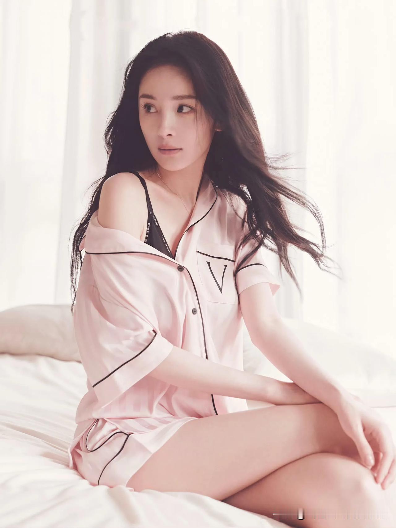 杨幂少女心爆棚的粉色睡衣，温柔至极！💕✨