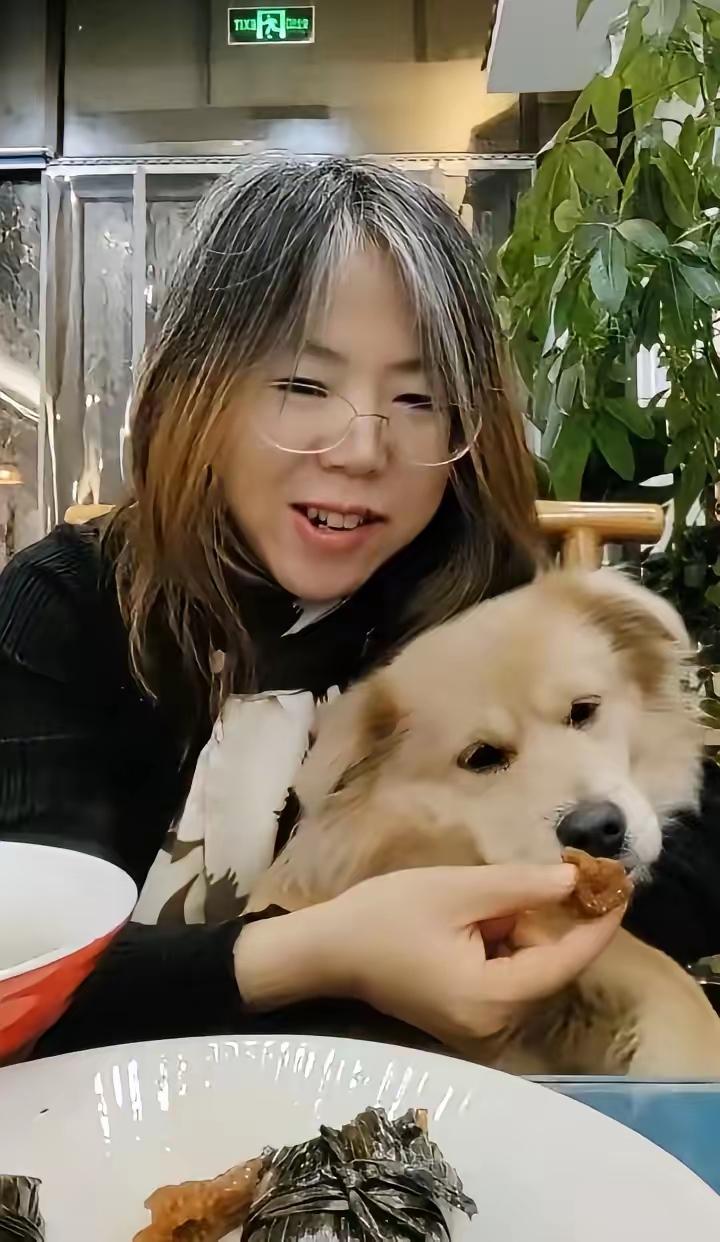 带狗上桌涮肉女子拒认过错！门店报警追责，她竟晒