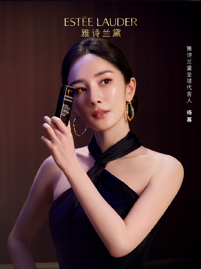 没人比杨幂更懂眸略 最近状态好得让人大喊“妈幂”！状态好到自带高光，眼波流转间好