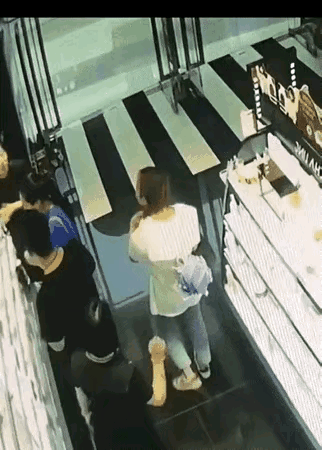 还是男女有别呀，尤其是在处理尴尬的事情上