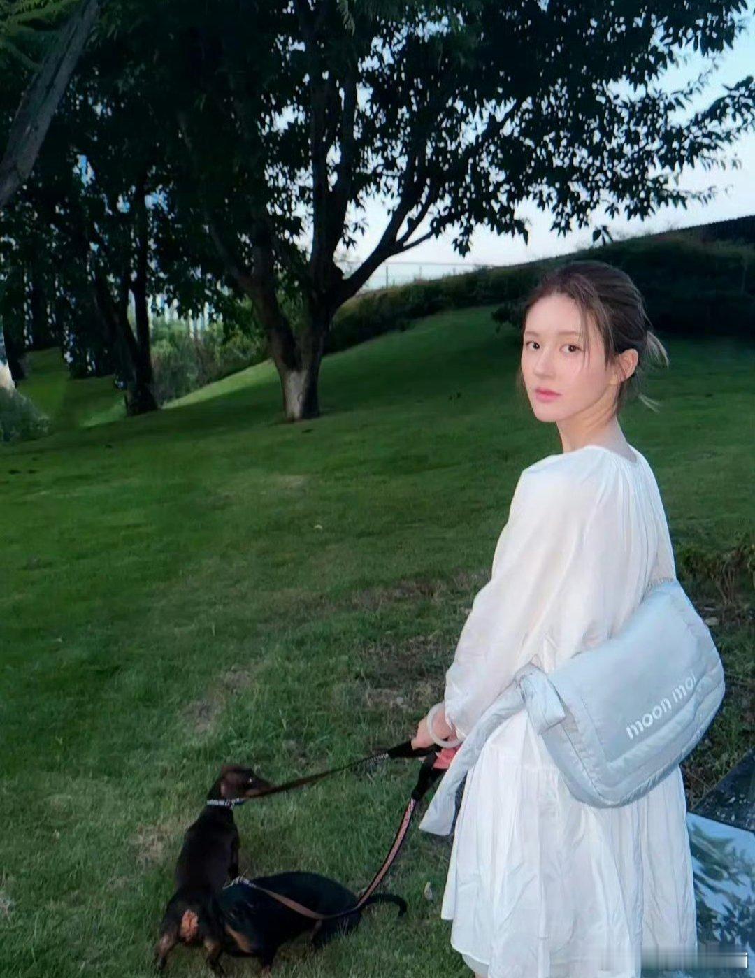 赵露思更新ins了，深发色的露思好漂亮啊[奶牛猫] ​​​第二张好有氛围感 ​​