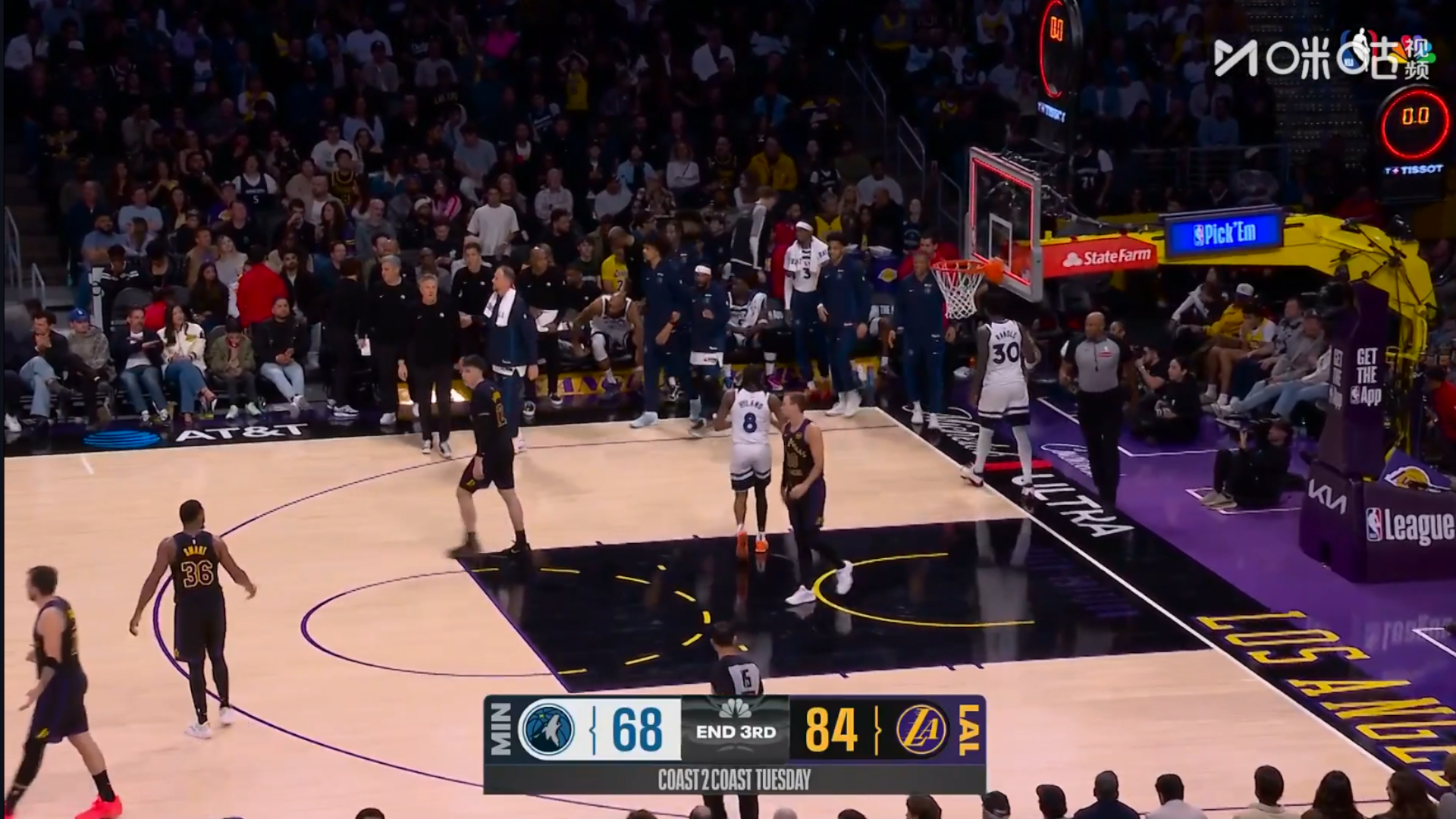 三节打完湖人84：68领先森林狼16分！里夫斯单节拿下16分，东契奇单节14分！