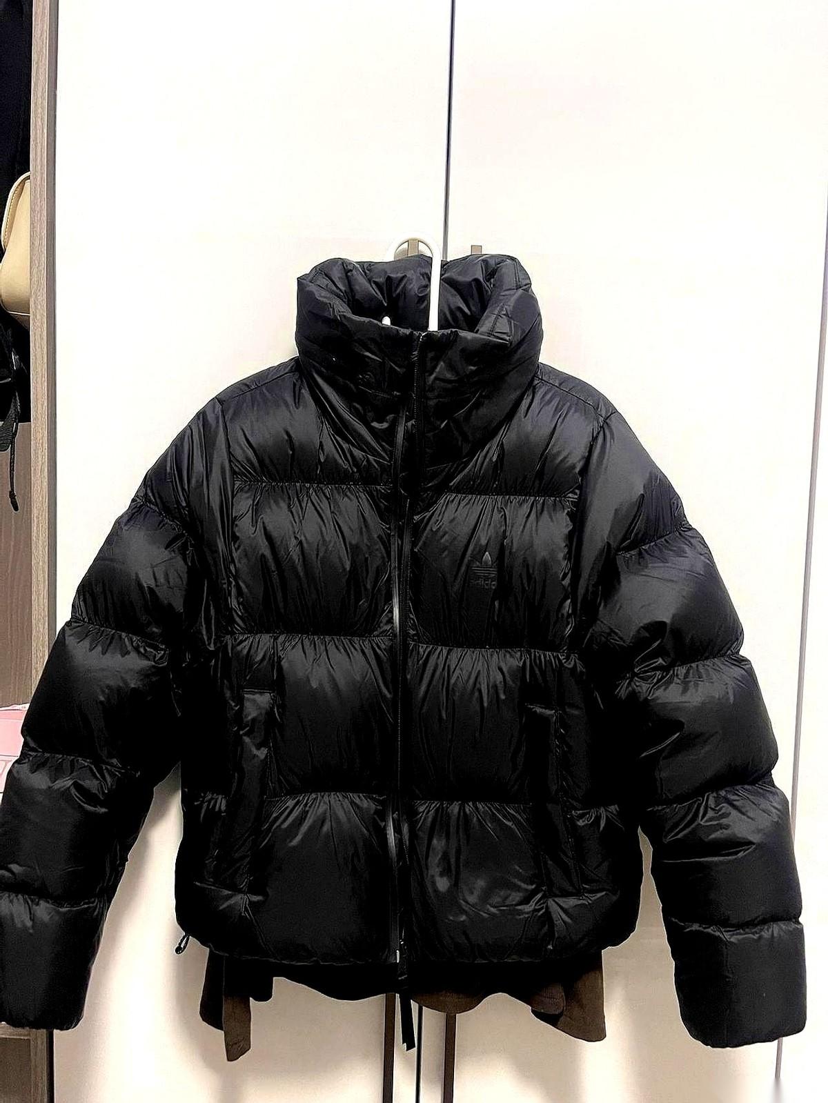 一件羽绒服，标价破万。
有人扭头进了隔壁运动折扣店，花六百多，拿下一件参数几乎一