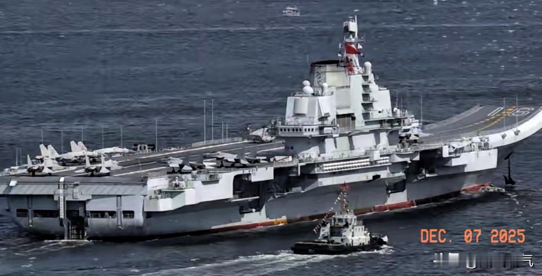 最新消息，日本防卫省刚刚证实称，中方海军的辽宁号航空母舰12月6日驶过了“冲绳”
