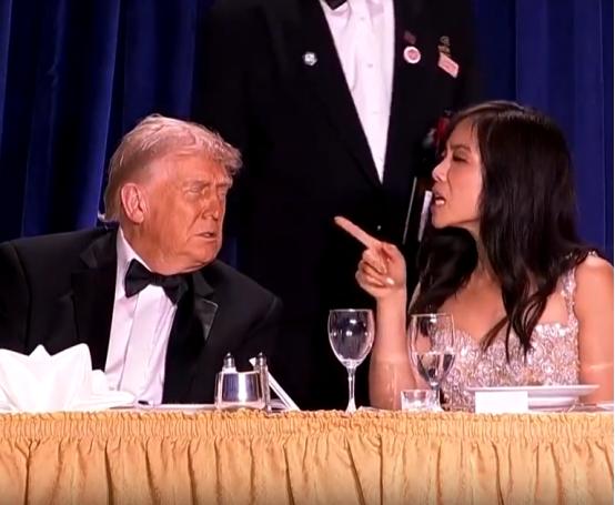 晚宴突发枪击，华裔女记者全程名场面，网友：反差感拉满
 
谁也没想到，一场本该觥