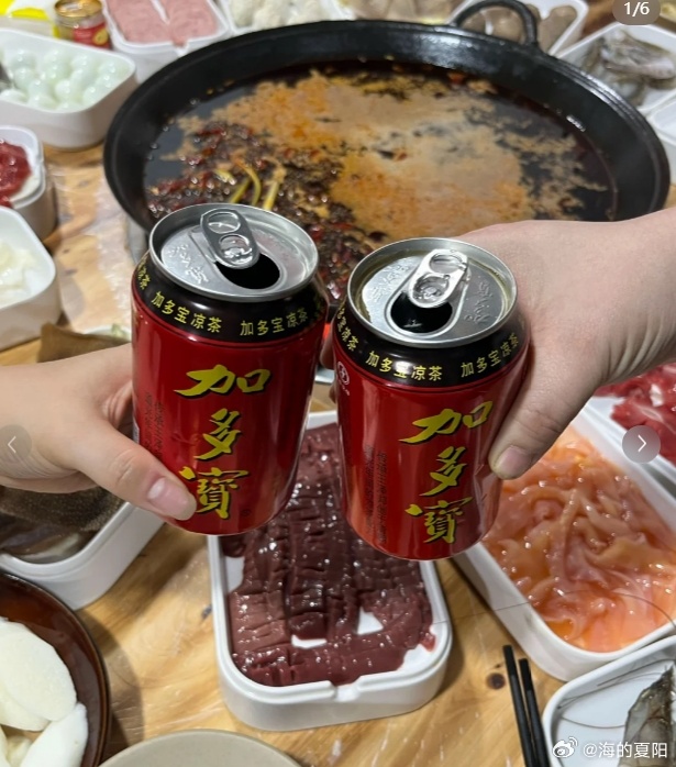 周末家庭聚餐，加多宝必须安排上🍲周末约上全家人在家聚餐，热热闹闹准备了满满一桌