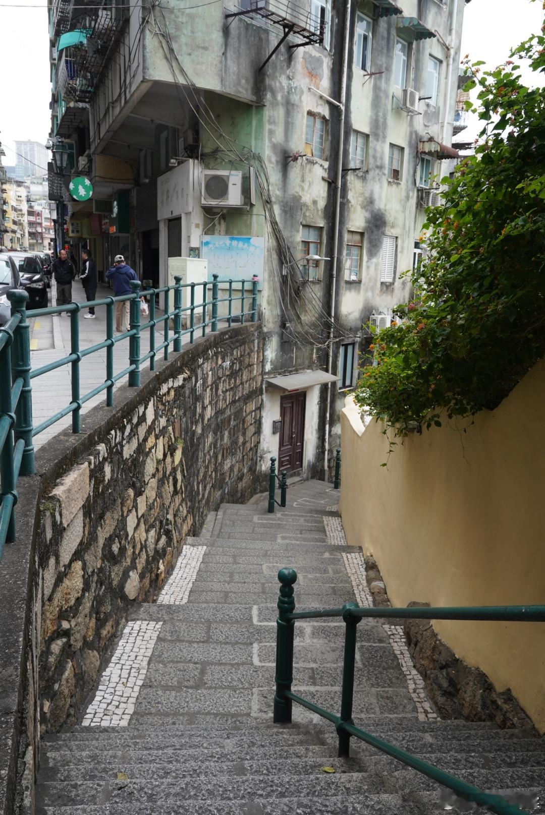 岽游记  花王堂前往大三巴的路上会经过长楼斜巷和恋爱巷，前者又叫猪仔巷，旧时与f