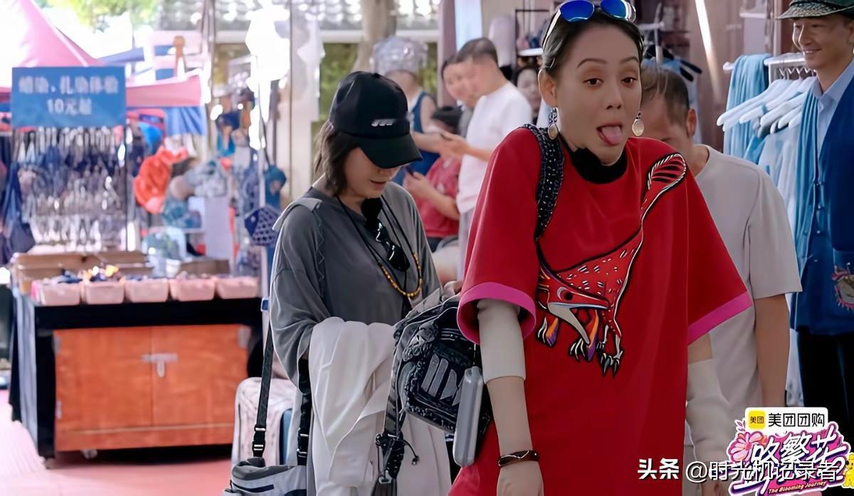 宁静好可爱啊！买东西砍价，砍到自己吐舌头，不好意思，还让刘嘉玲继续砍价。
真是不