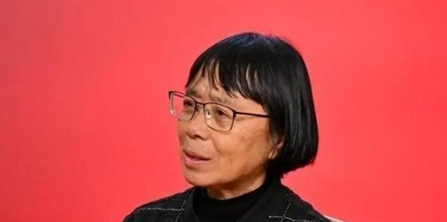 1995年，张桂梅丈夫去世。一天一位女老师摸了摸她的肚子，惊讶的说：“你肚子圆鼓