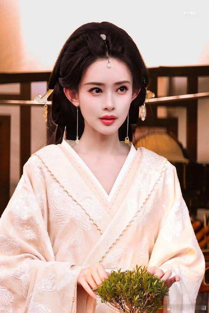 孟子义《百花杀》路透妆造惊艳，温婉清冷兼具，国色天香之态初显。 ​​​