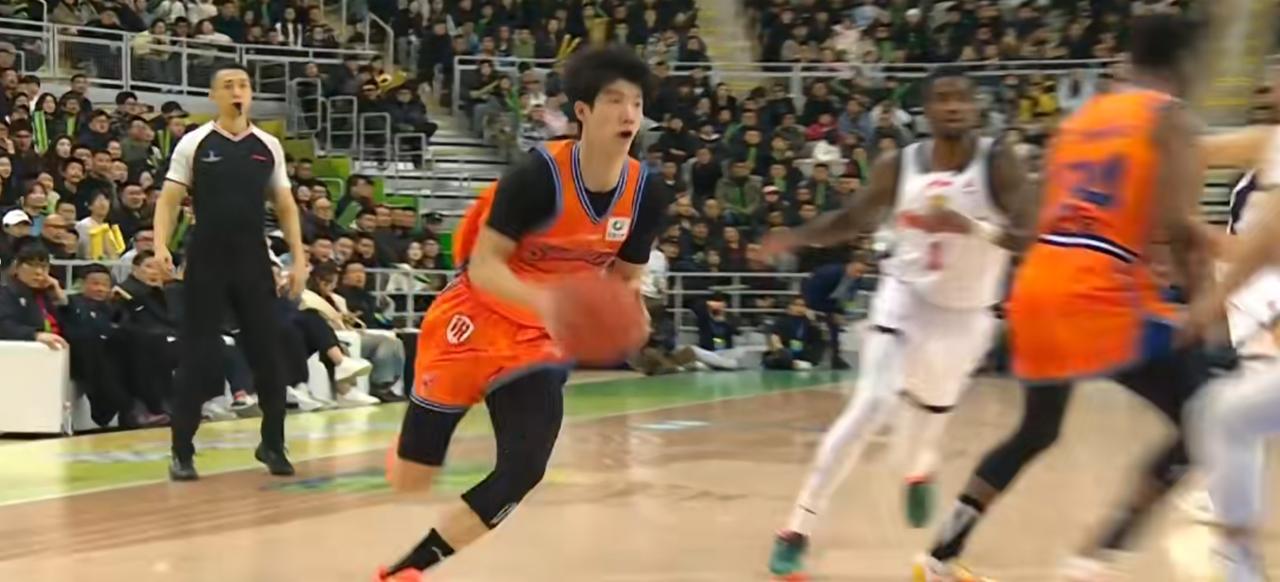 上海男篮太牛啦！在第二届CBA俱乐部杯八强战中，113比104战胜广东队，顺利挺