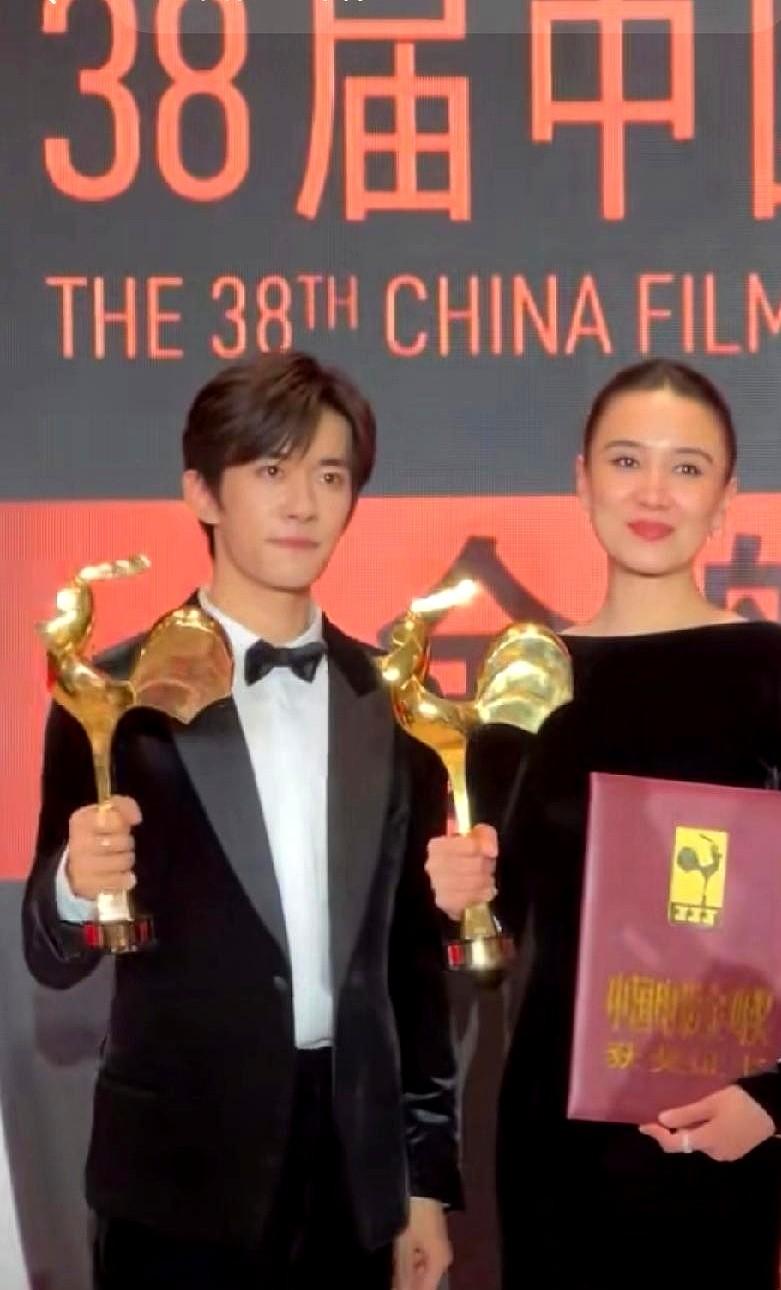 22岁的易烊千玺把“最年轻的金鸡影帝”写进履历，现场镜头扫过，他攥着奖杯的手背青