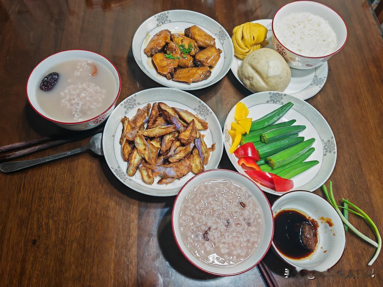 我和孙子的晚餐分享～
孙子喜欢吃炖鸡肉，红烧鸡翅根，炸茄子，昨天都给他妥妥的安排
