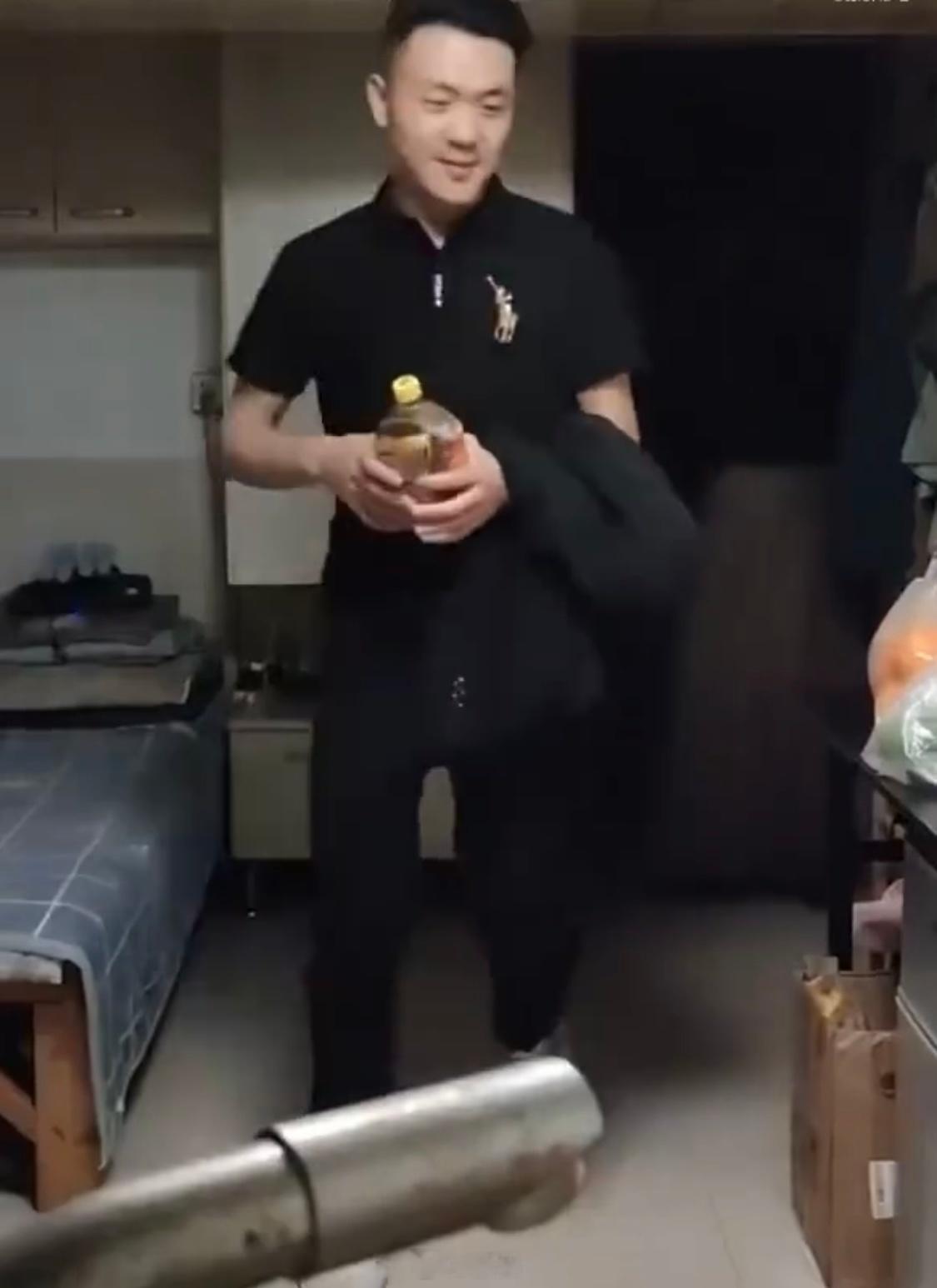 真屌丝饮料？？？60岁大叔扮女装与千余人发生关系不实 ​​​