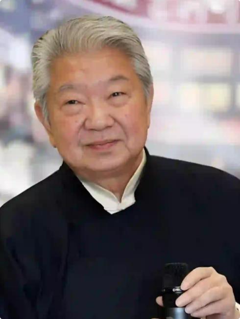 蔡澜先生说："不要相信任何人，不要崇拜任何人，不要怜悯任何人，不要在乎任何人，要