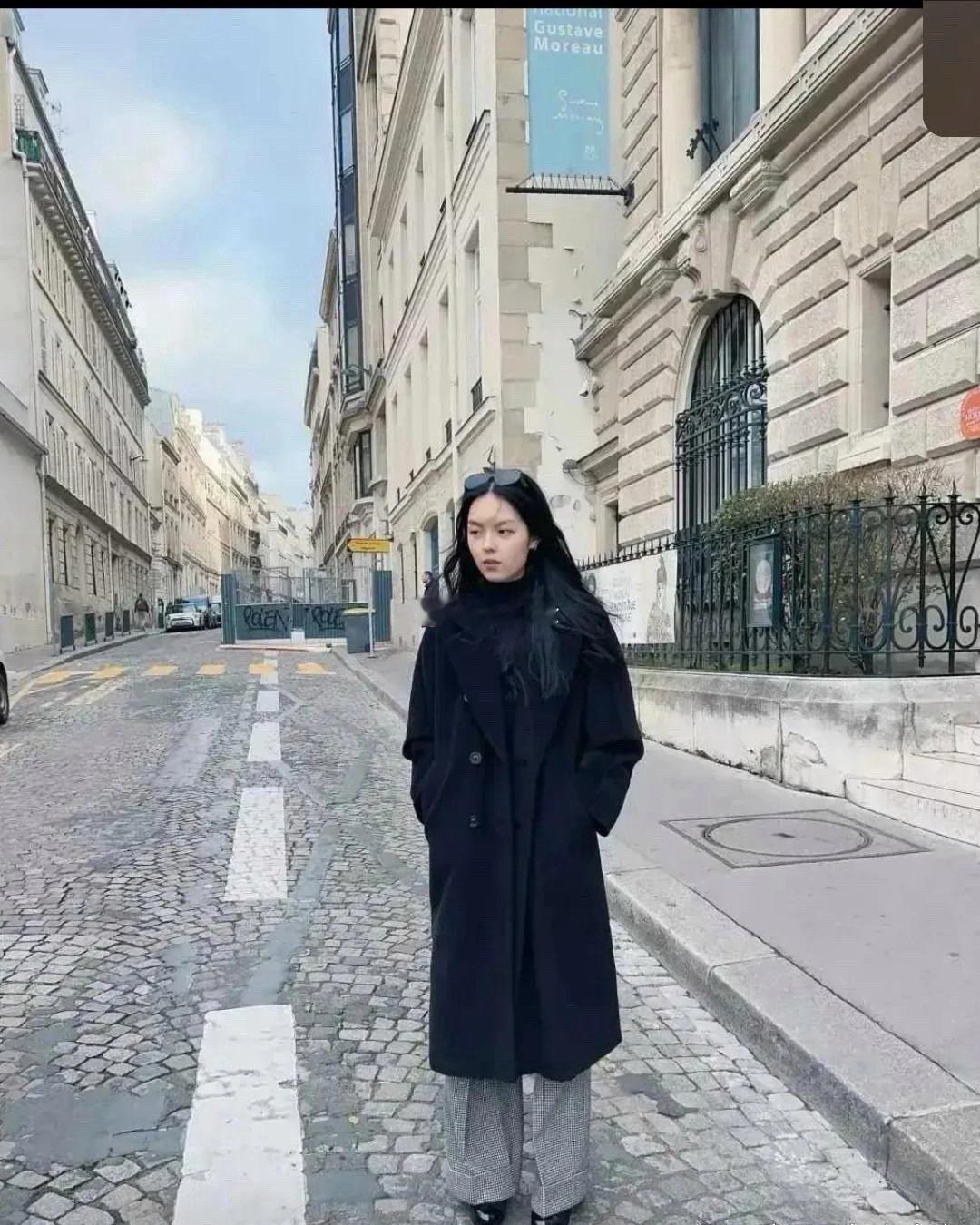 李咏女儿在法国街头，父亲去世时，给她留下了巨额遗产。看来她生活得不错，衣食无忧，