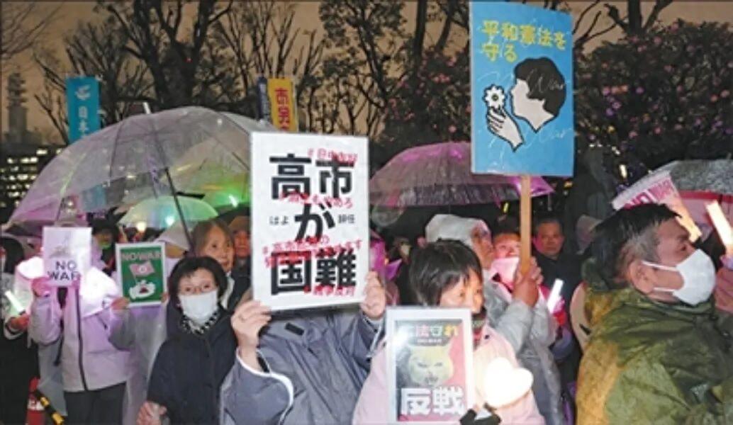 [太阳]日本自卫官被转移，千名民众围堵高市，24小时后，小泉进次郎发文

近期，