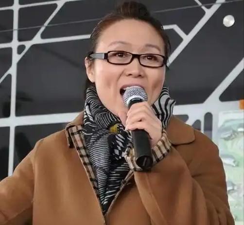 看黄梅戏演员吴琼的社交账号，她以一头白发示人，配了解说，吴琼说她老公希望她染黑发