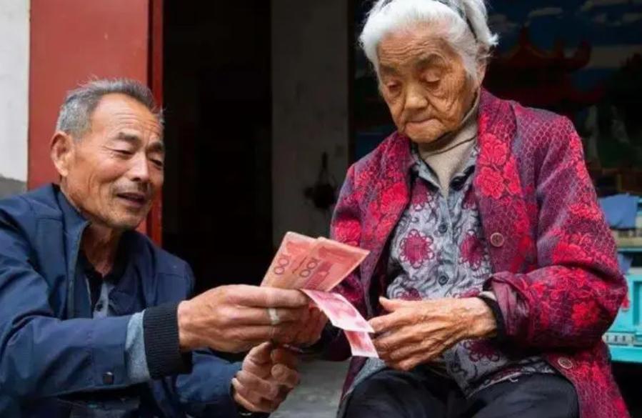 城乡居民养老金每年都在涨，弄懂这两点，晚年生活更踏实
 
不少农村的中老年朋友都