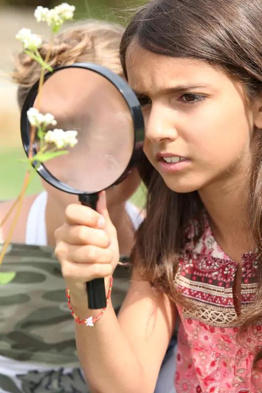 小孩子对世界充满好奇心，原因挺多的。首先，他们的认知有限，一切都是新鲜的。就像我