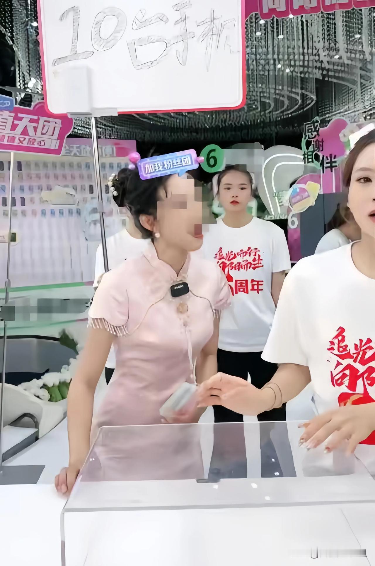 网红界的真相大揭秘！麦小登直播带货竟玩起“卖惨”剧本？这一波操作让人大跌眼镜，网